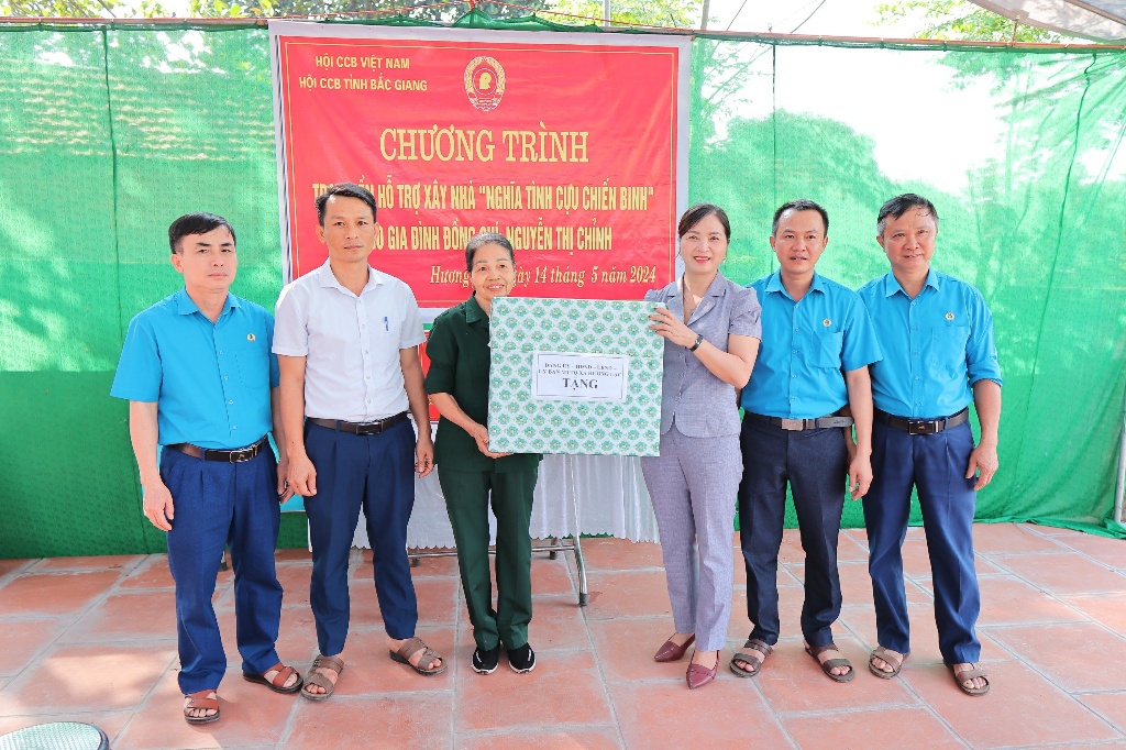 Trao tặng tiền hỗ trợ xây nhà "Nghĩa tình cựu chiến binh" cho gia đình hội viên Nguyễn Thị Chỉnh